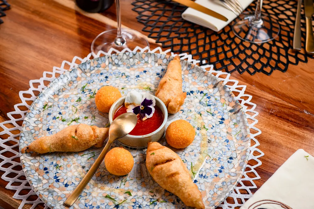 Bolitas de queso fritas con flor de calabaza en Rosatto Acapulco