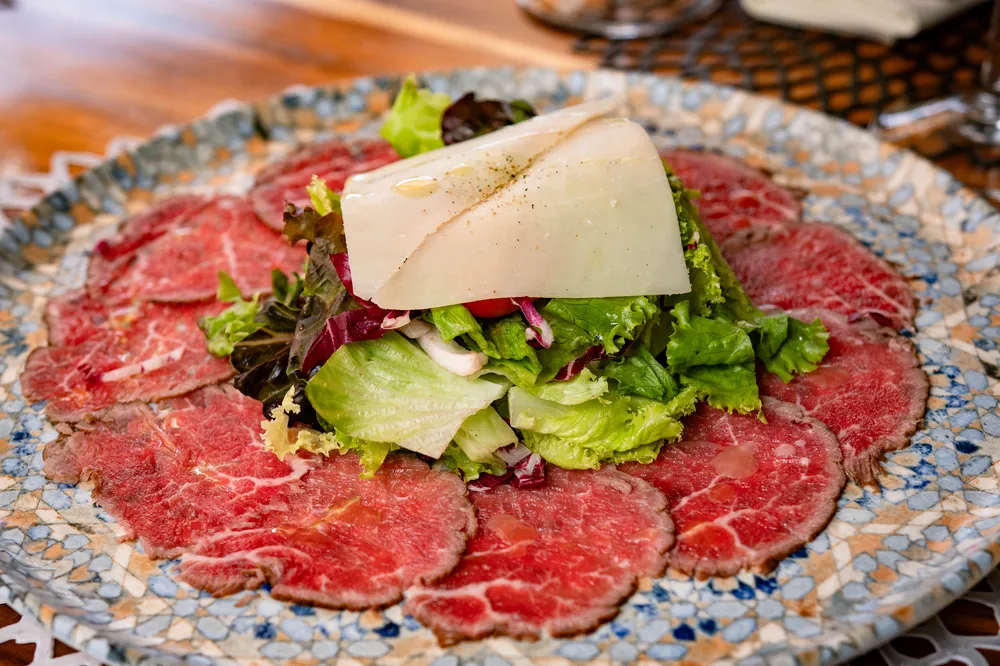 Carpaccio de res servido en Rosatto restaurante Acapulco