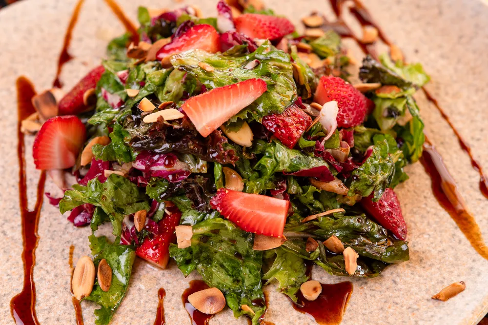 Ensalada fresca con frutos rojos en Rosatto Acapulco