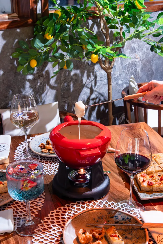 Fondue de queso derretido con pan en Rosatto Acapulco