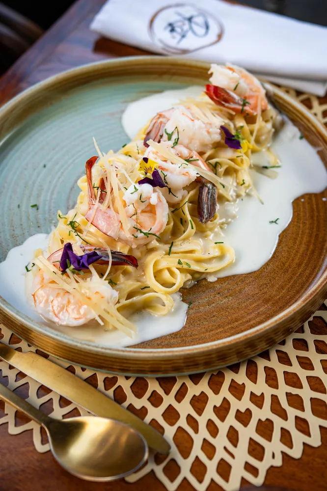 Pasta Panna con camarones y queso en Rosatto Acapulco